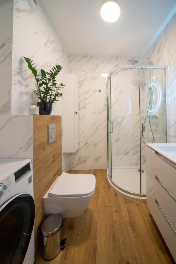 Maya's Flats & 49 - Spacious 3 In Szafarnia Apartment Gdansk